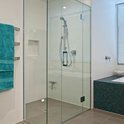 Conception de porte coulissante de douche à demi-ronde pour un cabinet de douche professionnel et moderne