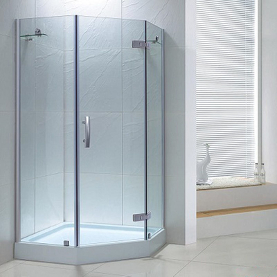 Salle de douche de la villa avec cadre de porte d'angle en verre texturé et boîtier en acrylique en verre plexi