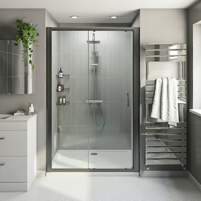 Salle de douche de la villa avec cadre de porte d'angle en verre texturé et boîtier en acrylique en verre plexi