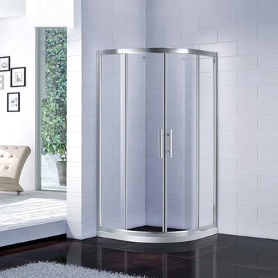Salle de douche de la villa avec cadre de porte d'angle en verre texturé et boîtier en acrylique en verre plexi