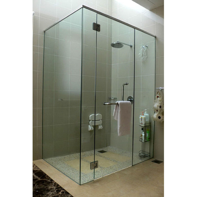 Salle de douche de la villa avec cadre de porte d'angle en verre texturé et boîtier en acrylique en verre plexi