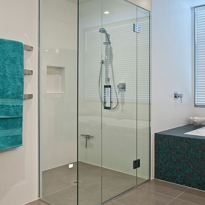 Salle de douche en acier inoxydable semi-ronde avec porte pivotante et bord plat poli
