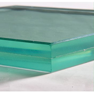 Verre stratifié pour décoration intérieure avec couche intermédiaire de treillis métallique et verre trempé
