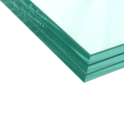 Verre stratifié pour décoration intérieure avec couche intermédiaire de treillis métallique et verre trempé
