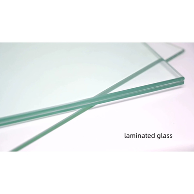 Verre stratifié pour décoration intérieure avec couche intermédiaire de treillis métallique et verre trempé