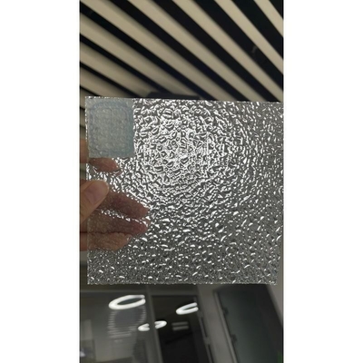 Vêtements à motifs clairs pour meubles