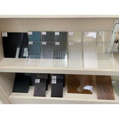 Vêtements à motifs clairs pour meubles