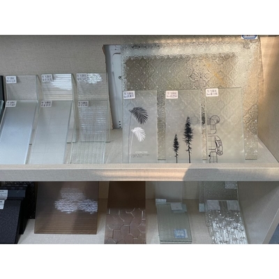 Vêtements à motifs clairs pour meubles