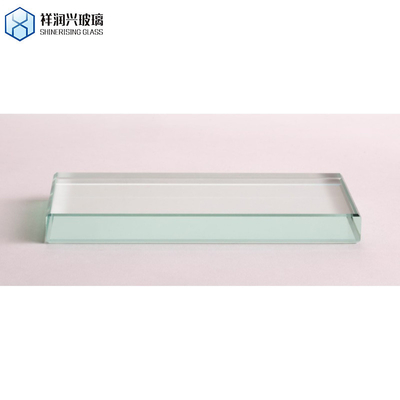 Glace flottante avec structure solide et teinture de couleur en gris foncé bleu vert bronze