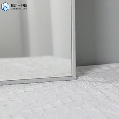Miroir en aluminium en feuille de verre Miroir à surface plate en argent dans un style simple pour la demande B2B