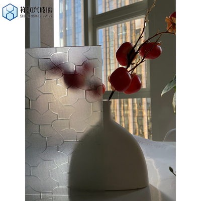 Personnaliser 6 mm doré jaune fusionnant gravé motifs roulés décor d'art verre pour salle de bain
