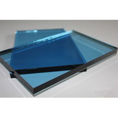 Dispositif de revêtement en verre à faible teneur en fer et coloré pour la décoration