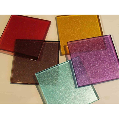 Dispositif de revêtement en verre à faible teneur en fer et coloré pour la décoration