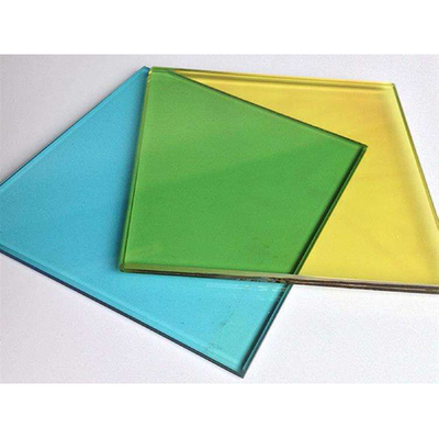 Dispositif de revêtement en verre à faible teneur en fer et coloré pour la décoration