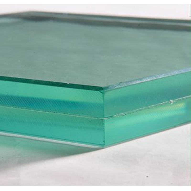 Verre stratifié pour décoration intérieure avec couche intermédiaire de treillis métallique et verre trempé