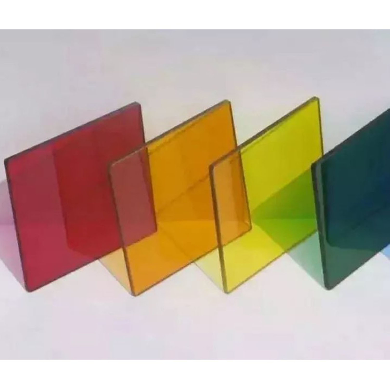 Dispositif de revêtement en verre à faible teneur en fer et coloré pour la décoration
