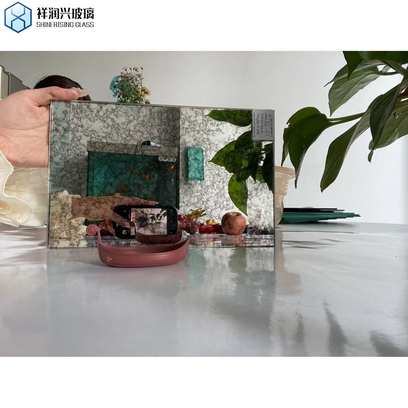 Miroir murale décoratif avec un design artistique et un verre antique en finition argentée